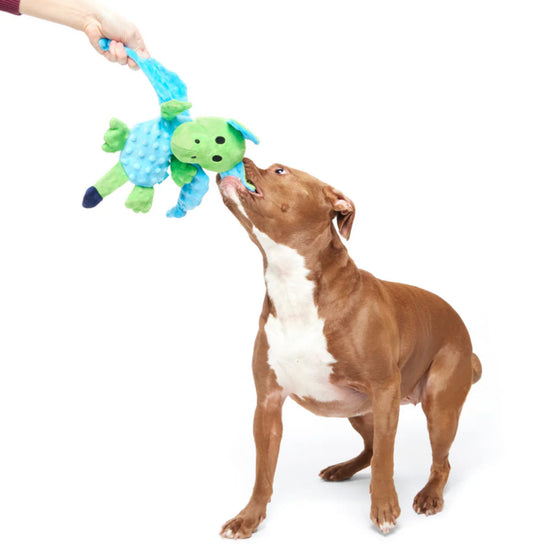 hond speelt met BARK Humbert the Dragon pluche draak hondenspeeltje met pieper