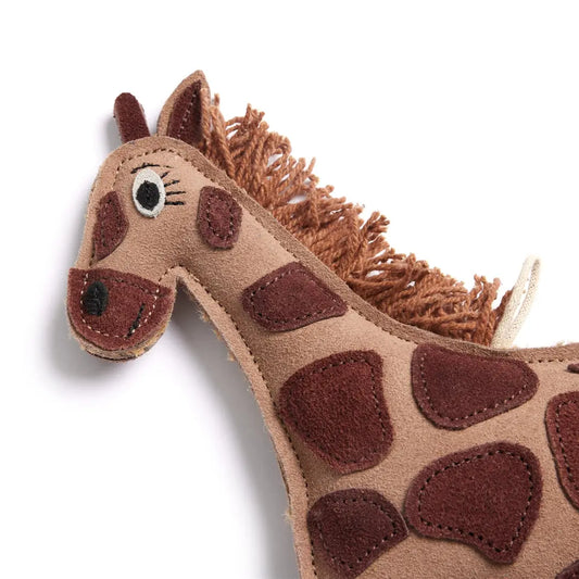 Close-up kop en nek Gerald the Giraffe suède hondenspeeltje Green & Wild’s