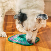 Woof likmat hond met zuignappen en snackvakje 20 cm