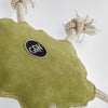detail van bolle vorm van suède hondenspeeltje van Green & Wild’s