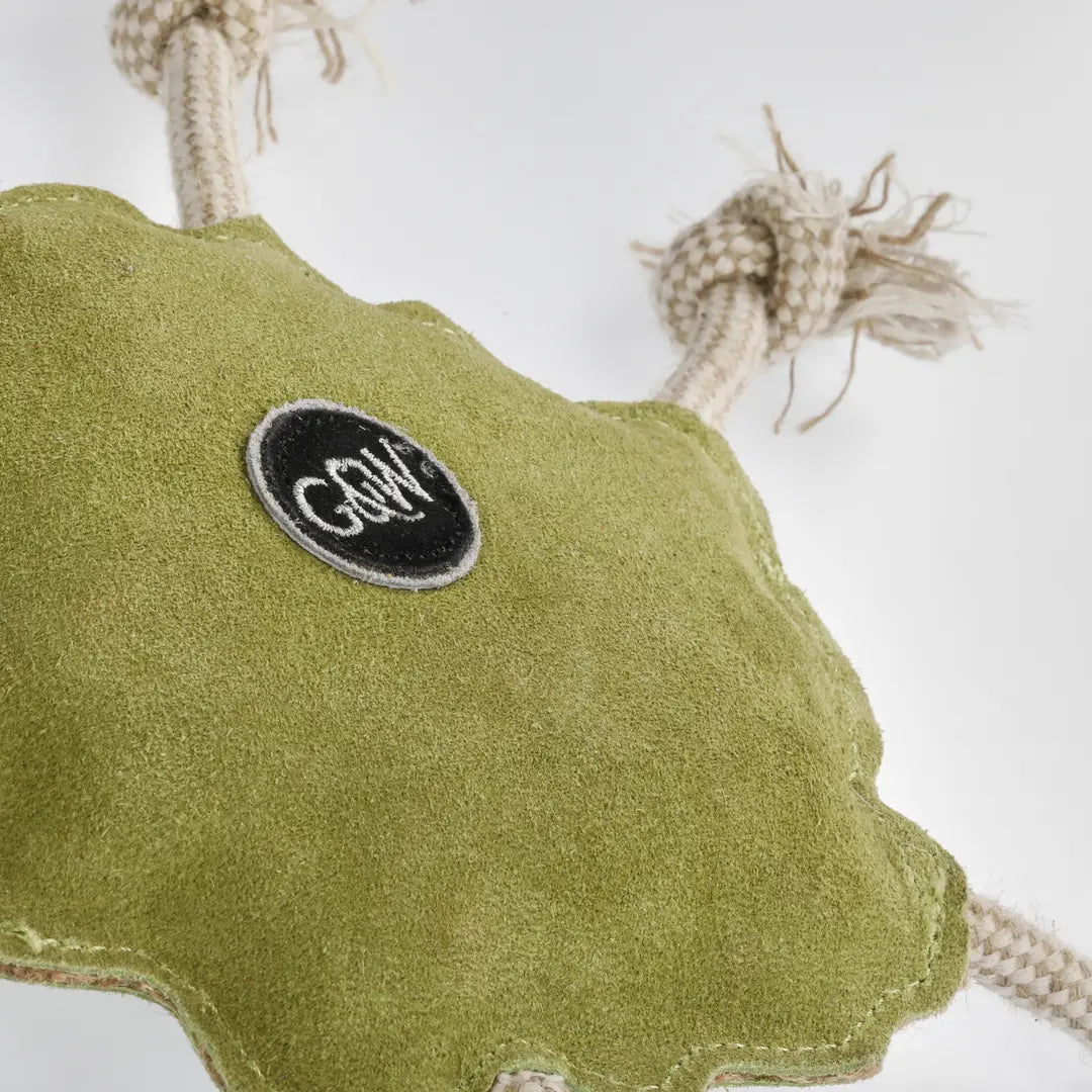 detail van bolle vorm van suède hondenspeeltje van Green & Wild’s